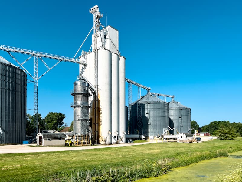 Grain silo and elevator in Illinois